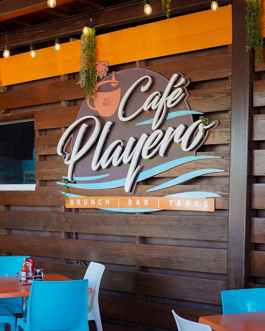 El salón de Café Playero con el letrero y las luces