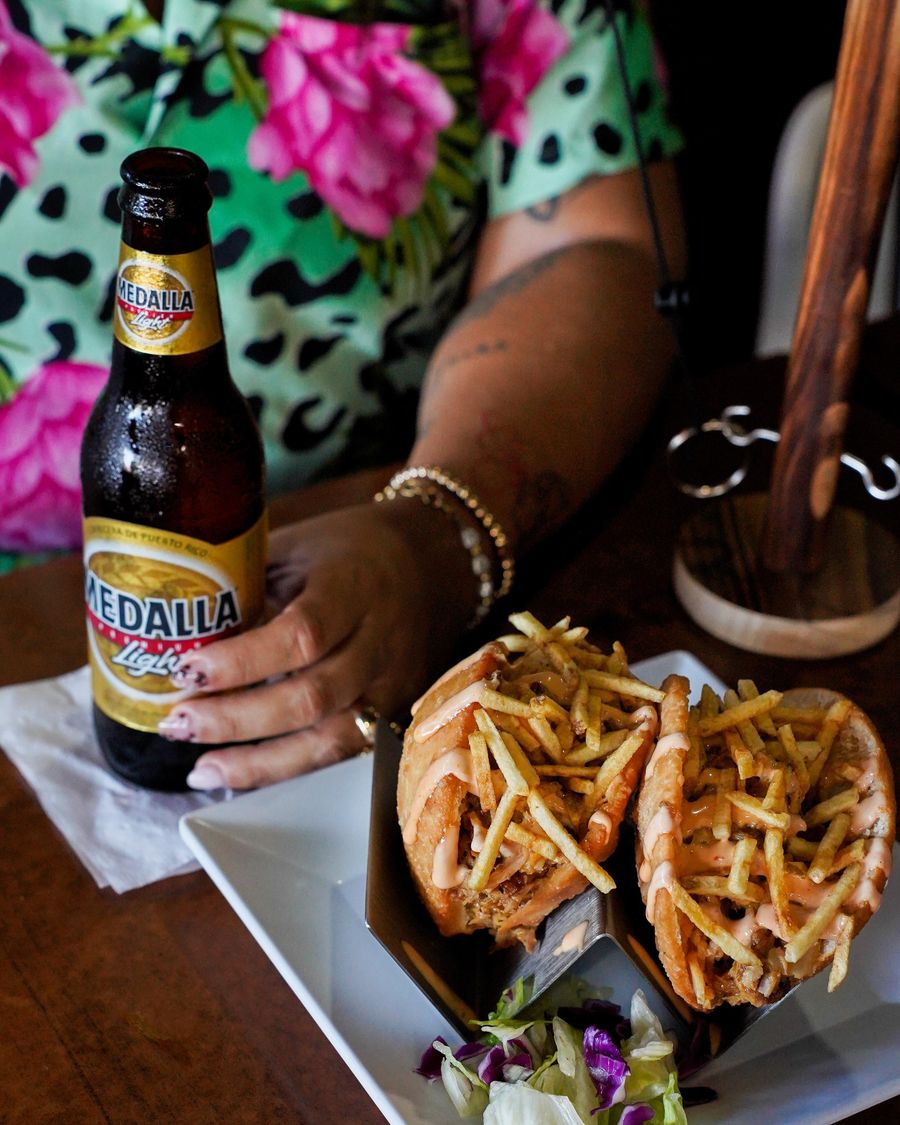 Hamburguesa con papas y una cerveza Medalla