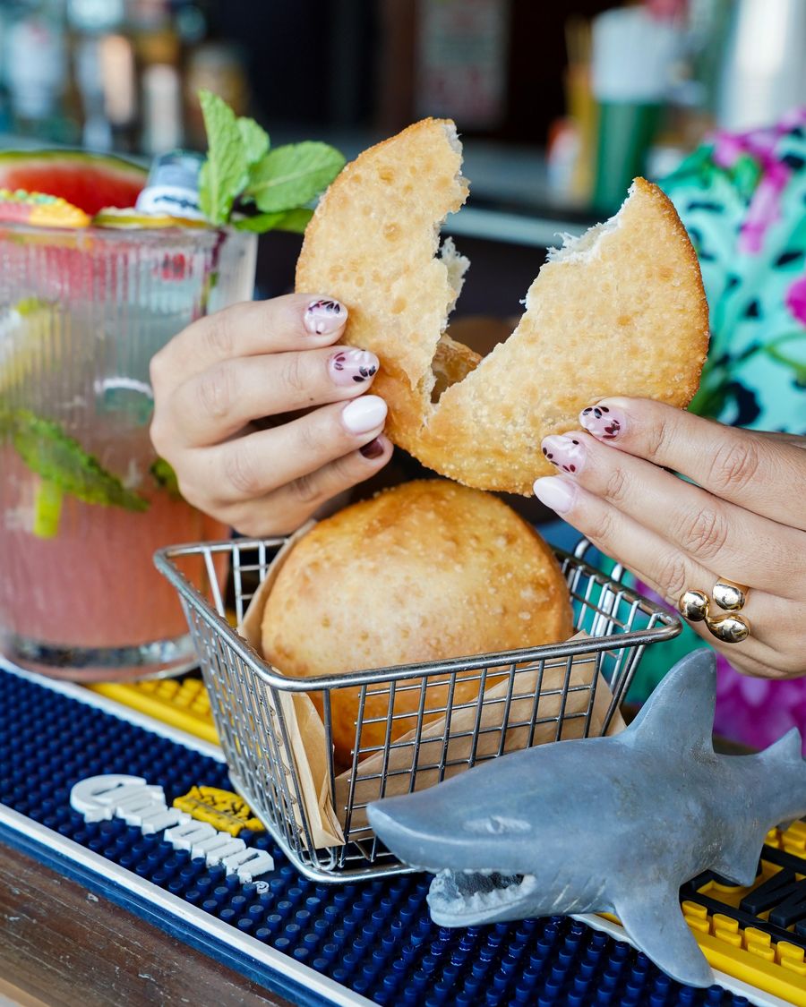 Empanadillas recién hechas junto a un mojito