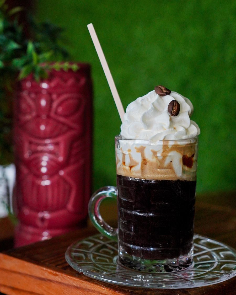 Café frío con crema en una copa