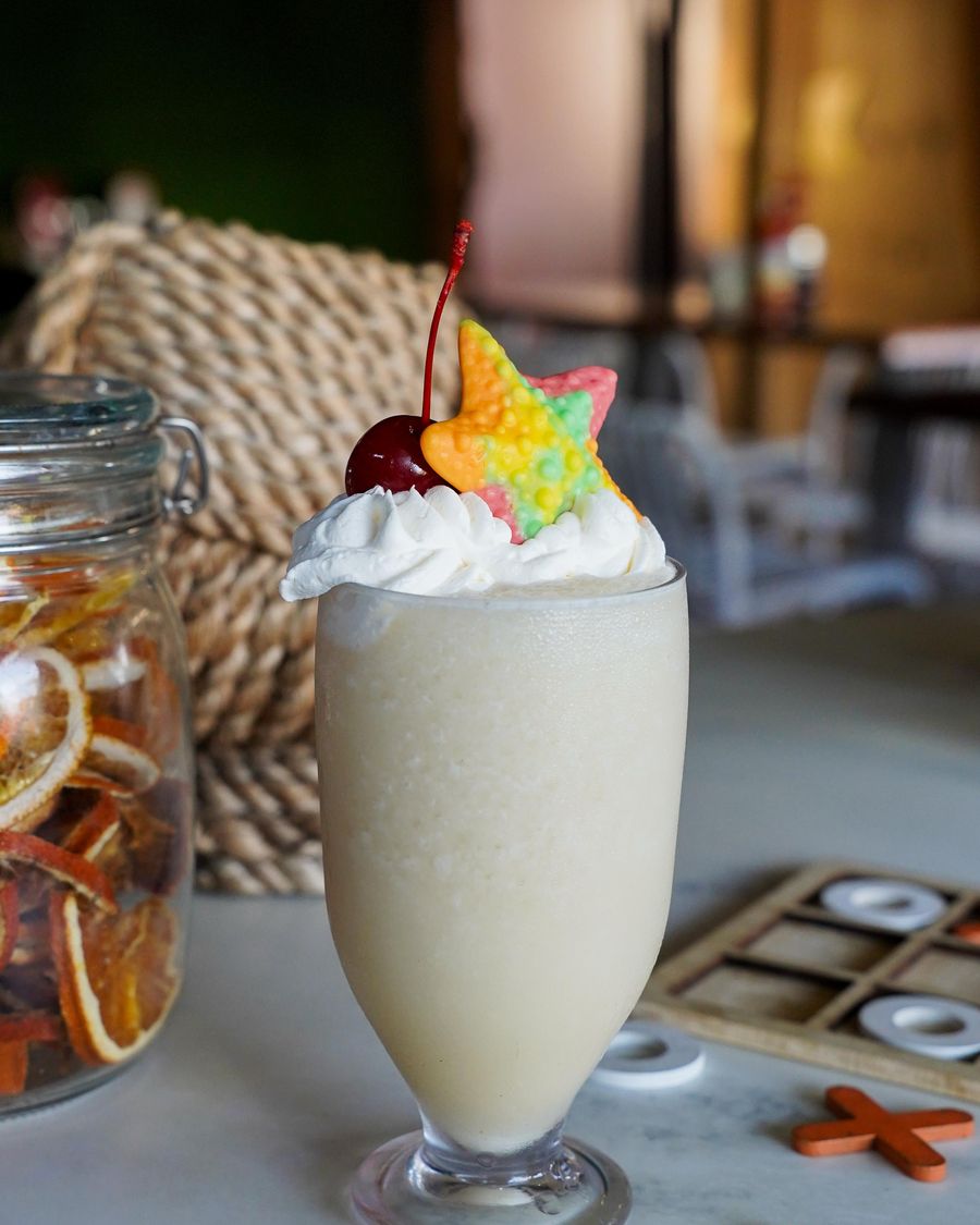 Una batida con crema, cereza y carambola